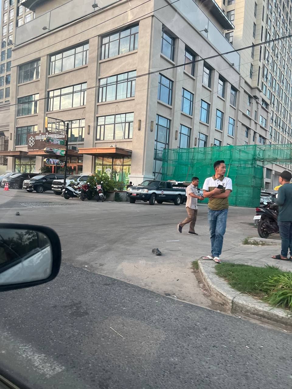 最新消息 金玉满堂里面现在全是警车，宪兵至少都小几十个，现在大街上全是从楼上跑下来的狗推
