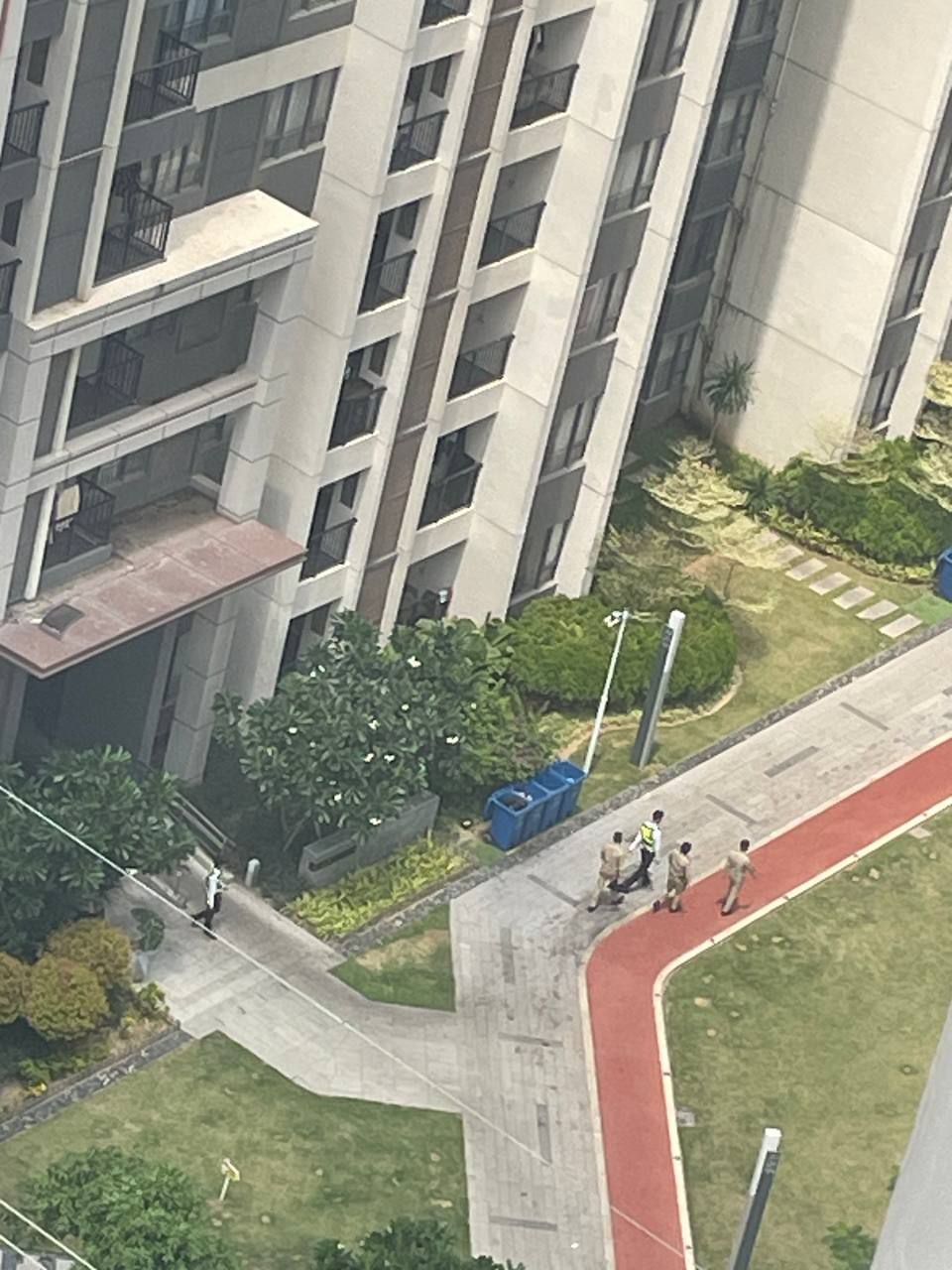 🇰🇭金边富力今天又被移民局的人突击检查了，门口里面都有人蹲守