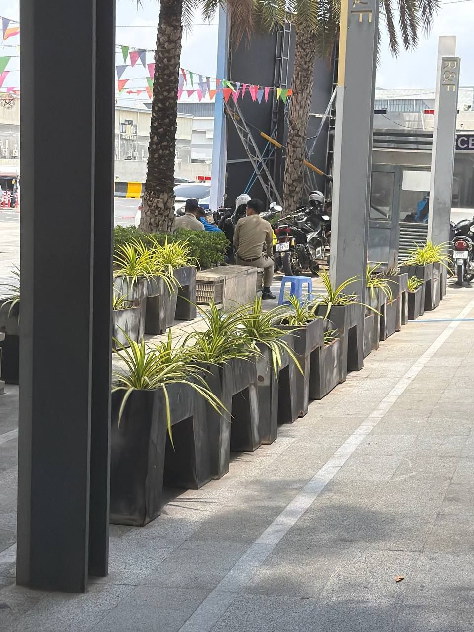🇰🇭金边富力今天又被移民局的人突击检查了，门口里面都有人蹲守