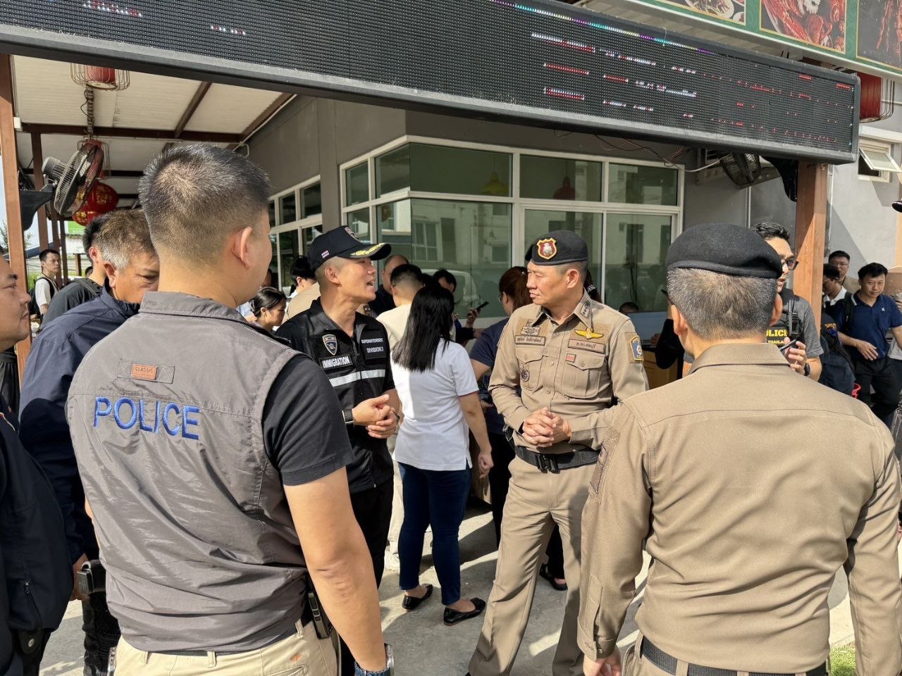 泰国新闻 #后续 泰国春武里“大扫荡”！136名中国人违规被查，博温“中国城”深夜遭突袭！