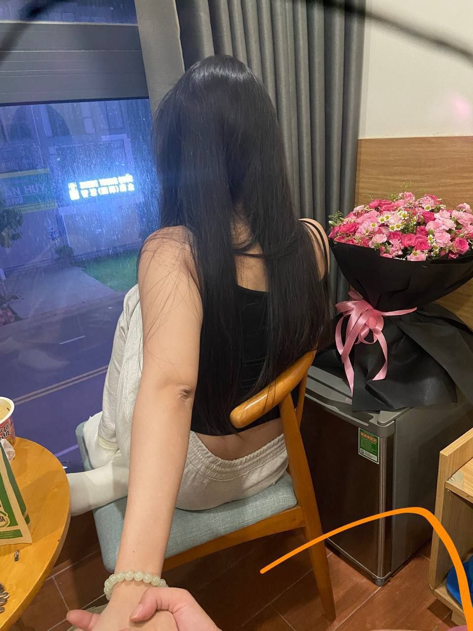 小姐姐爆料 我抓到他出轨了。在他生日那天，我已经给他准备好了礼物，他还答应下个月娶我。昨天是520我让他给我买份礼物时，他说没钱连20美金都没有，但他却有钱去开房间、给小三打电话还给她买了花.在一起快一年了我没花过他的钱一分钱就是他要我钱我也不介意，好了就是我自己太傻的。