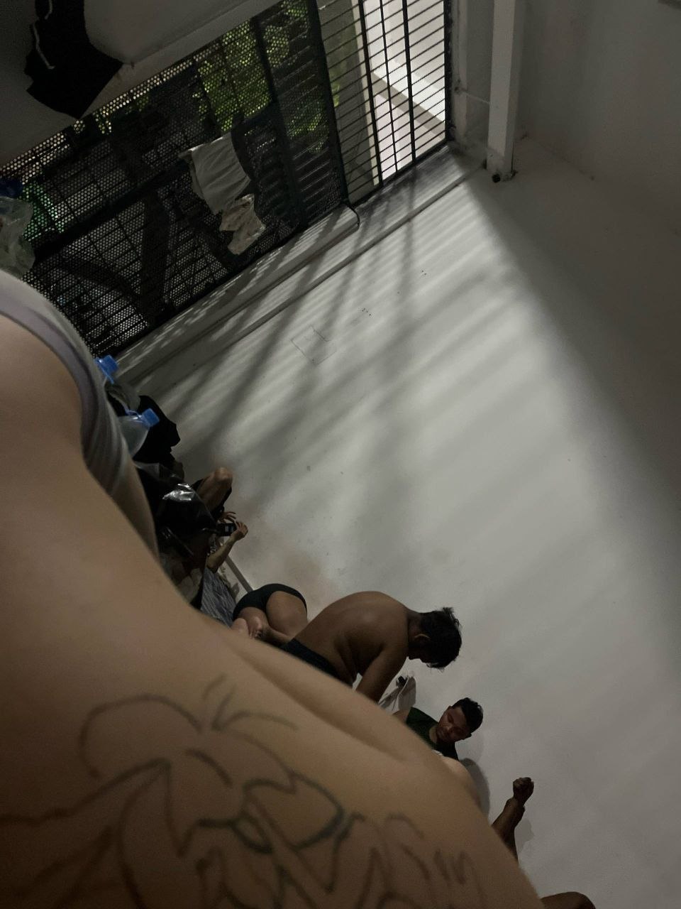 劝告那些还在敲键盘的同胞,能早点正常回国,就早点回去吧。我也不出意外的进来了,目前在移民局,还没去安置点。