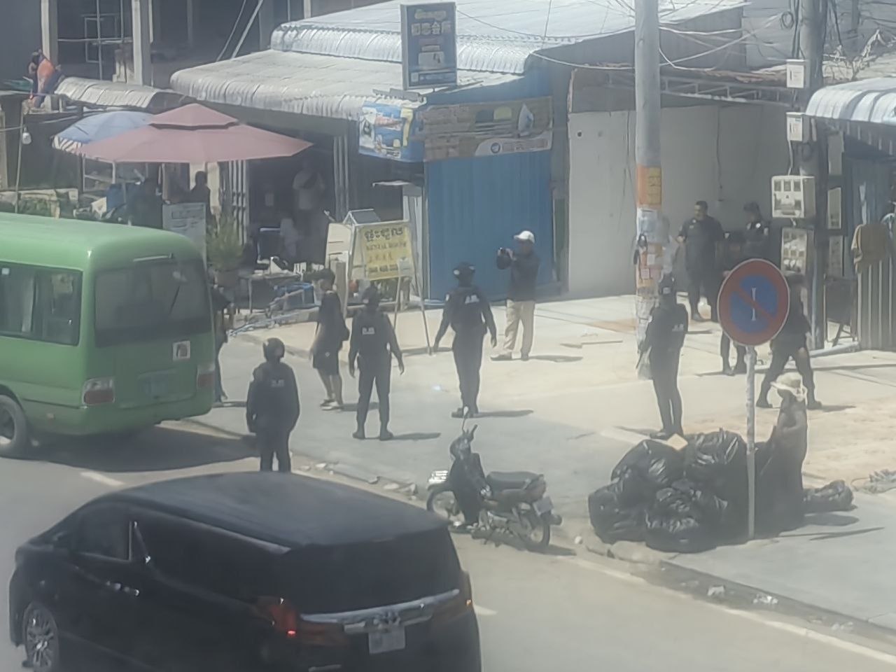 财通城市广场前面，刚刚有十几个人被宪兵抓了，直接用大巴车带走了
