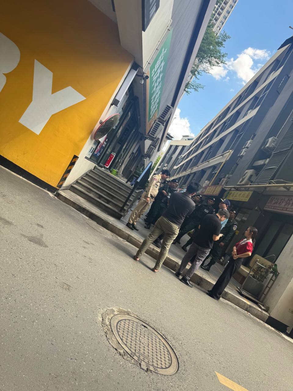 在劫难逃 富力地下停车场被包围了，现在严格把控，车辆进出都需要检查。