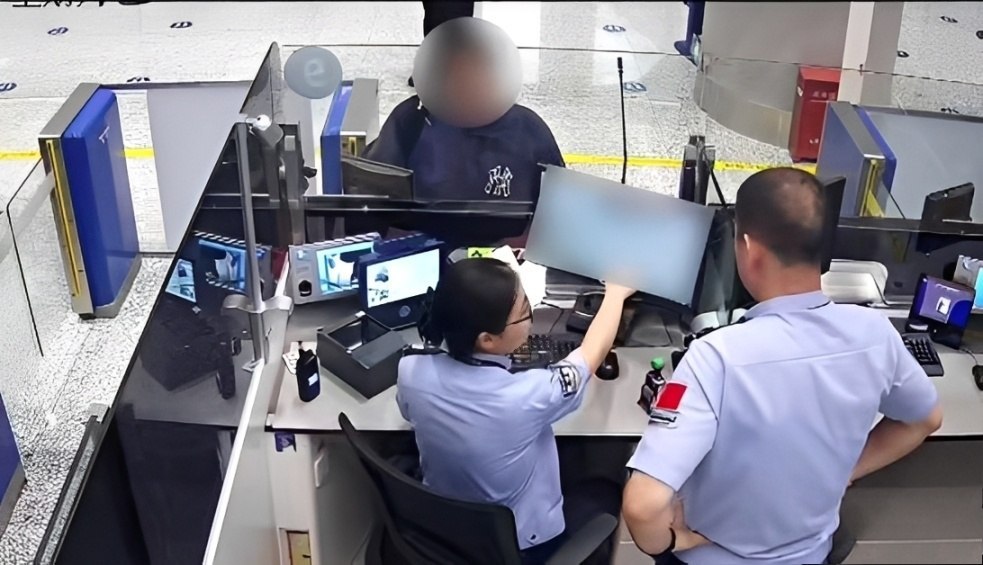国内新闻 18岁男孩独自转机柬埔寨，中国警察紧急拦截