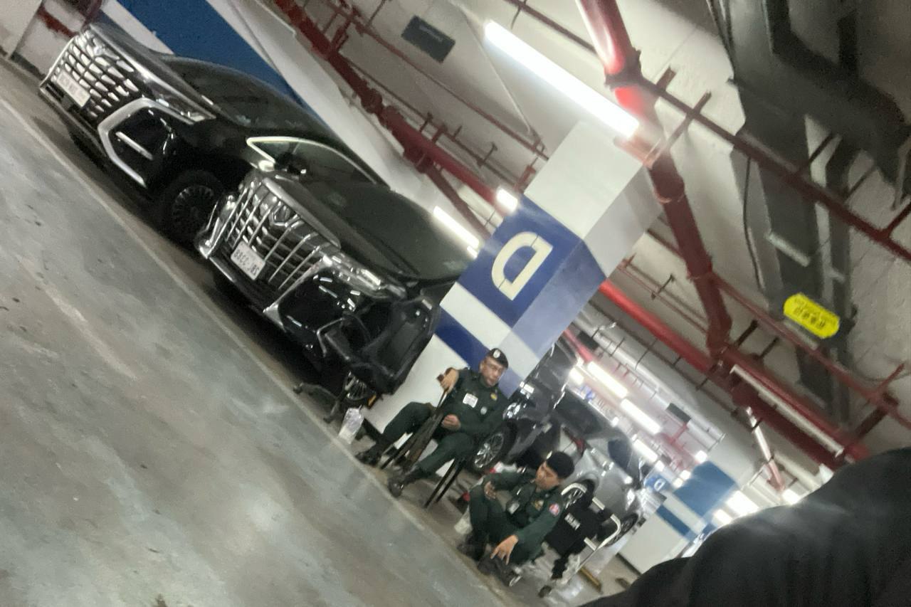 金边“富力小区” 情况不容乐观，昨晚十一点多的时候又来了一批增援的警察，今天宪兵就24小时住在富力了，现在整个小区都封锁了，刚刚在电梯口看到宪兵从楼上陆陆续续搬了很多电脑手机下来，应该是抓了不少人了现在。