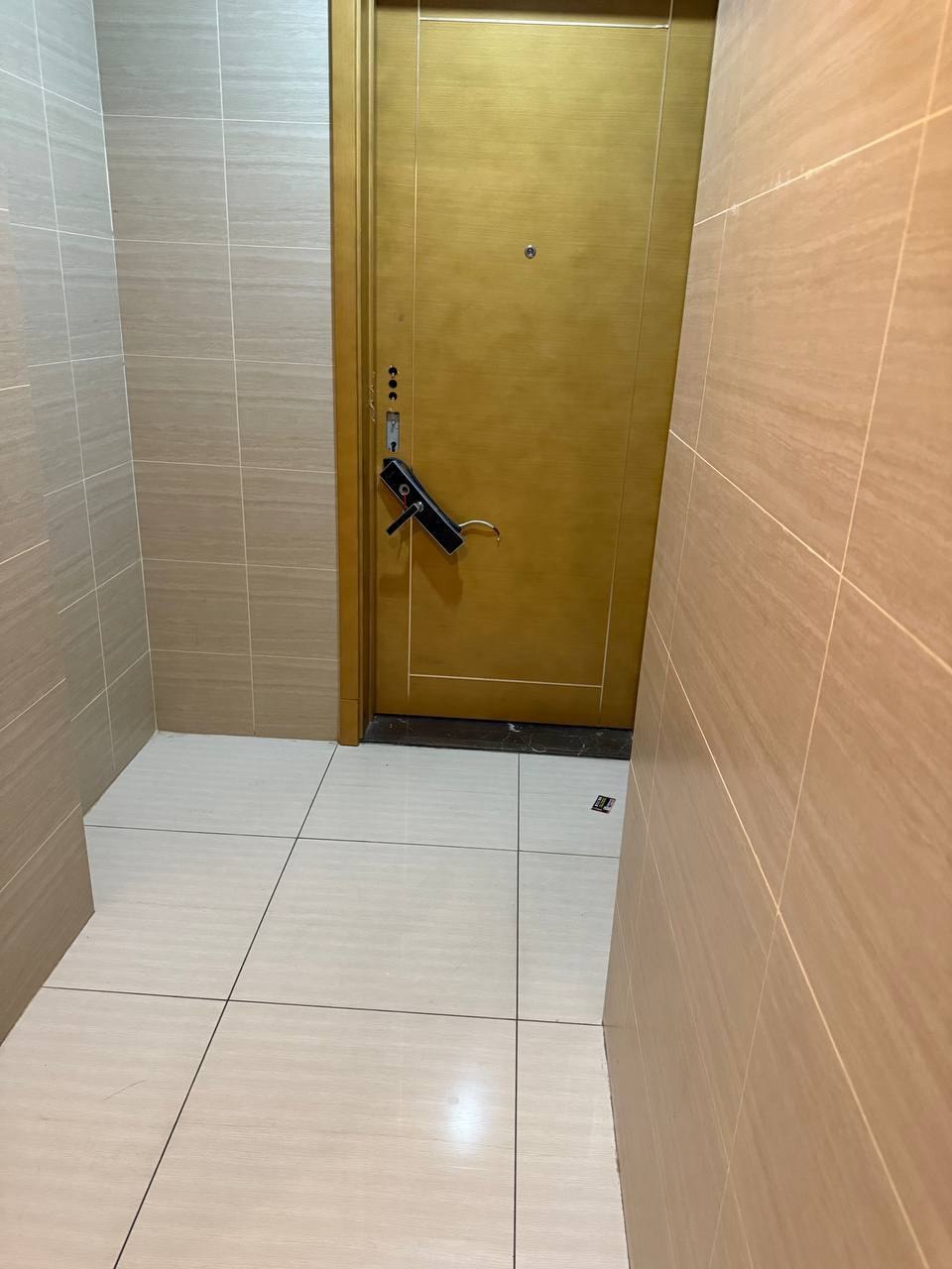 今天住我隔壁的兄弟因为拒绝开门，被暴力执法强拆，然后人直接给拖走了
