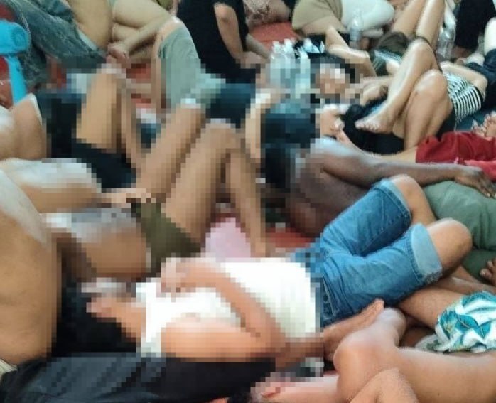 我是前天被抓到西港移民局的，因护照逾期问题，被他们定义为“非法滞留”。现在在移民局里面，过着生不如死的日子。