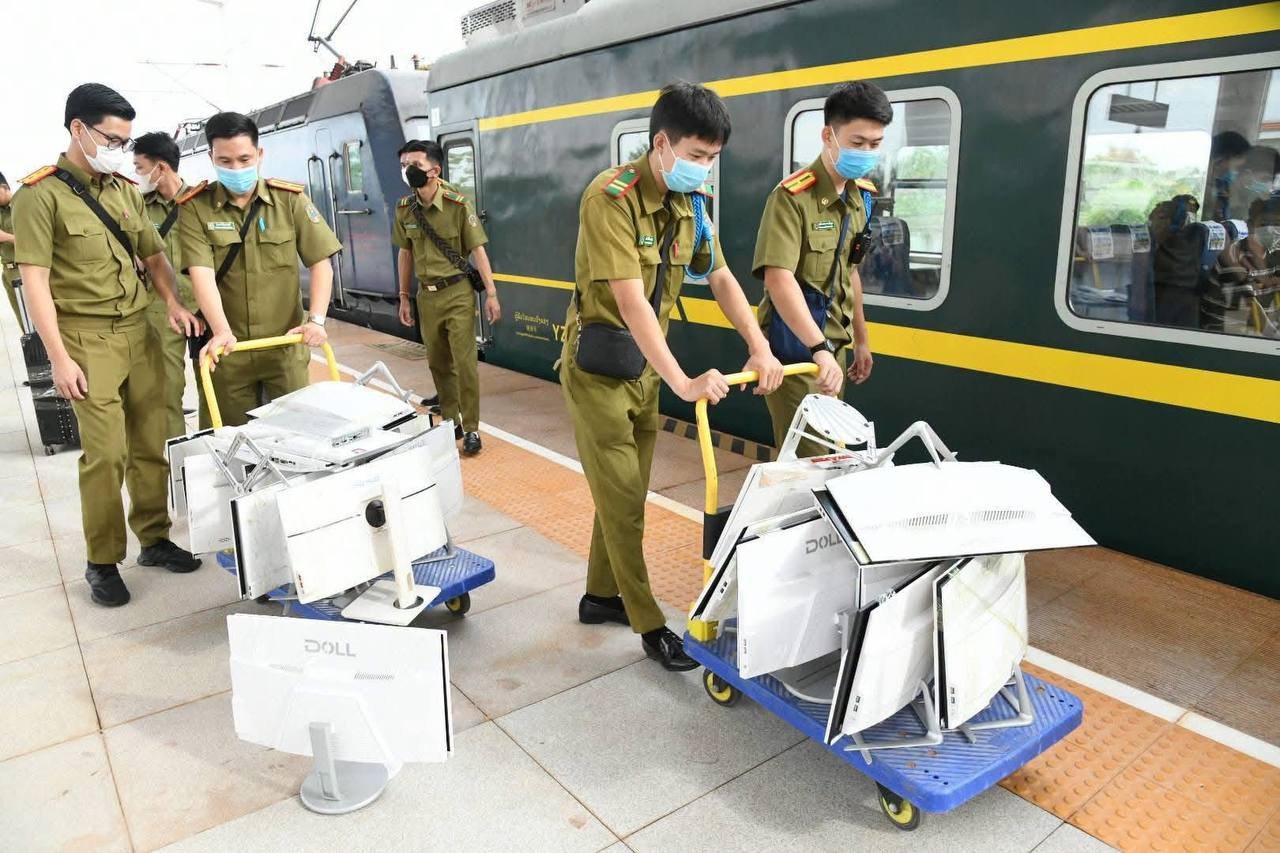 老挝警方移交100多名中国诈骗人员